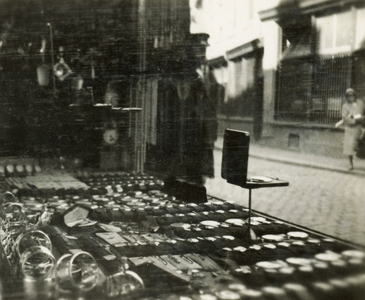 856012 Afbeelding van de etalage van De Klokkenwinkel (Korte Viestraat 10) te Utrecht.